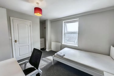 9 bed flat, 3 Camden Street, Greenbank, Plymouth, PL48NW - Image 2